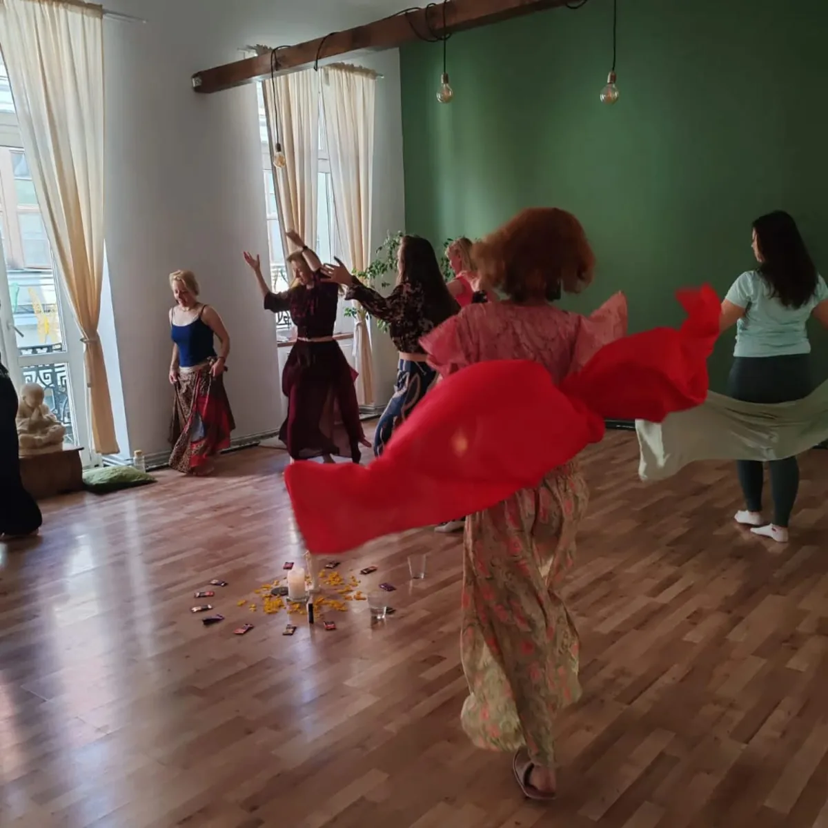 Anda dansând cu un partener pe scenă